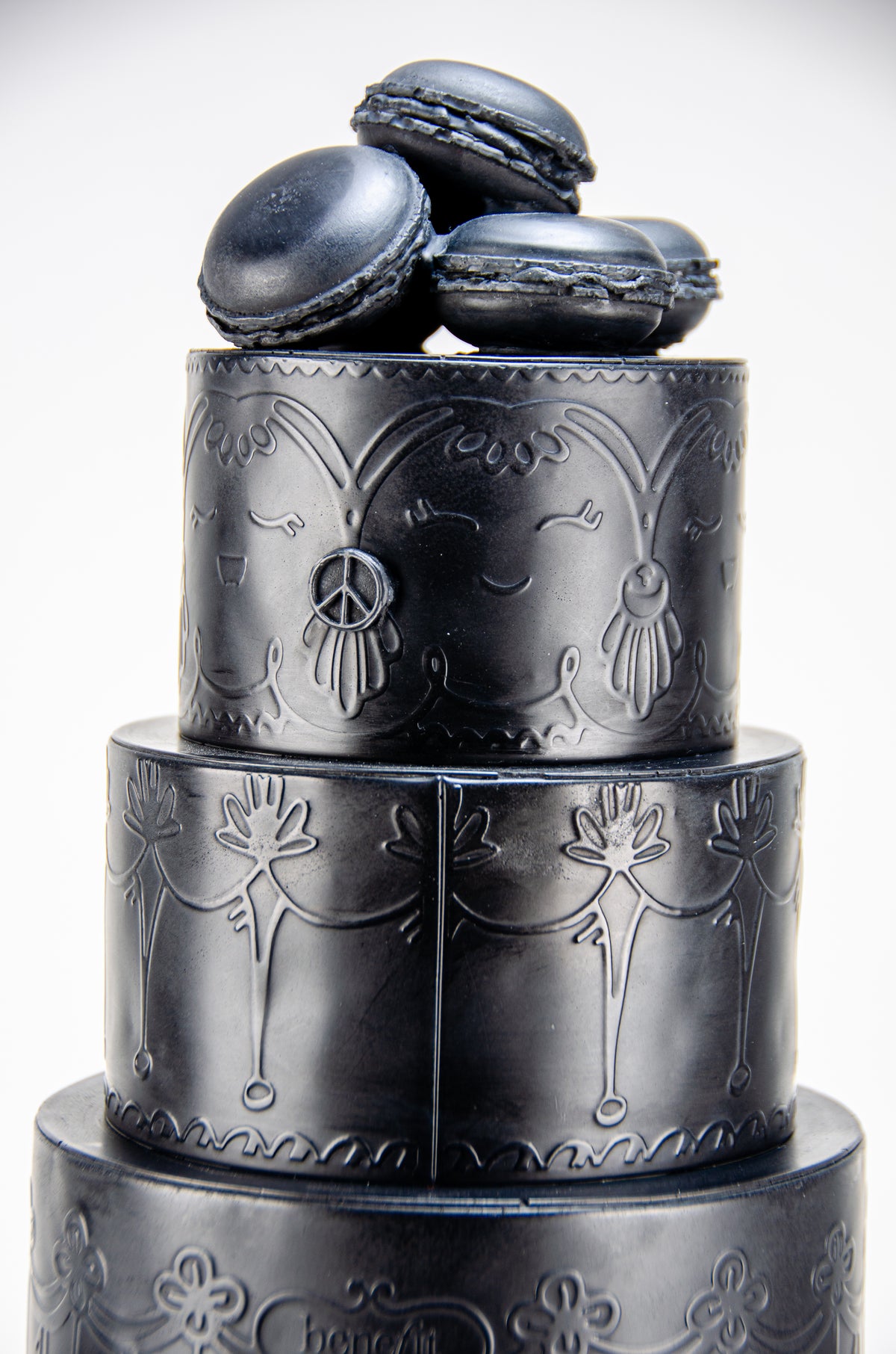 CP KATE - Let Me Eat Cake! Sculpture